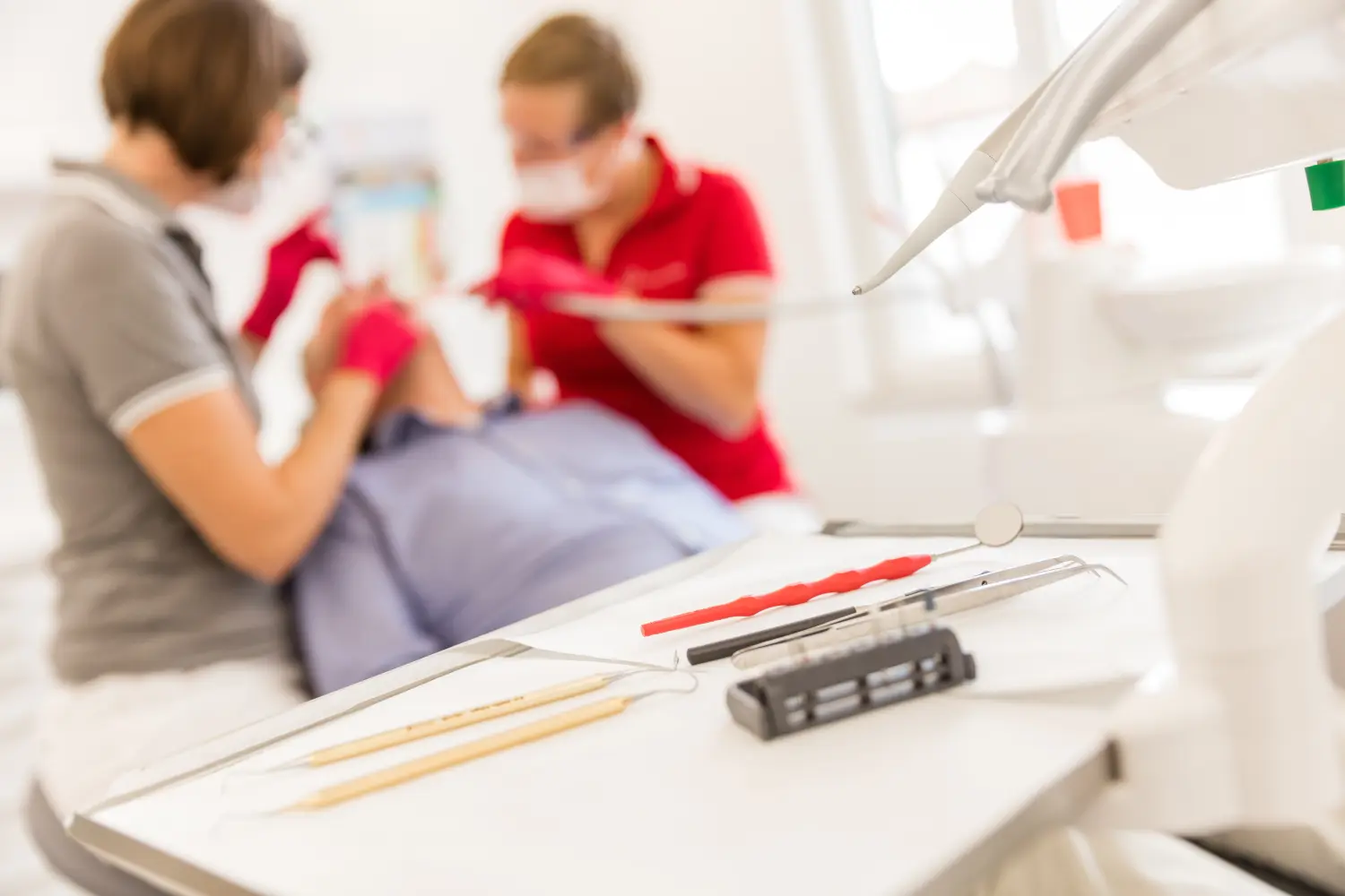 Arzt untersucht Patient von Zahnarztpraxis Bergmann